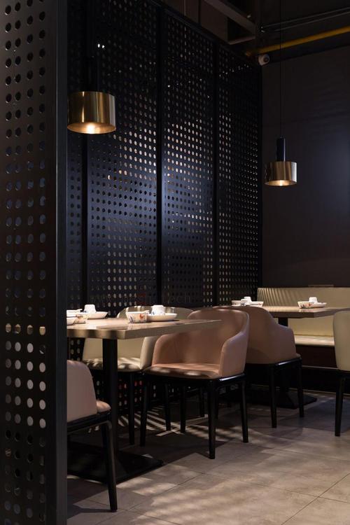 黑色鋁扣板-辦公室鋁扣板吊頂?shù)挠檬裁搭伾?guī)格更適合呢