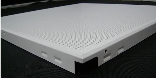 白色鋁扣板天花-鋁扣板吊頂?shù)念伾趺创钆? title=