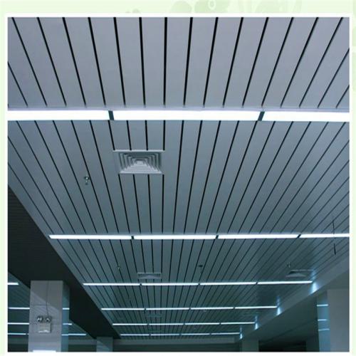室內(nèi)鋁扣集成吊頂-客廳鋁扣版吊頂廠家告訴你客廳鋁扣吊頂?shù)睦c弊