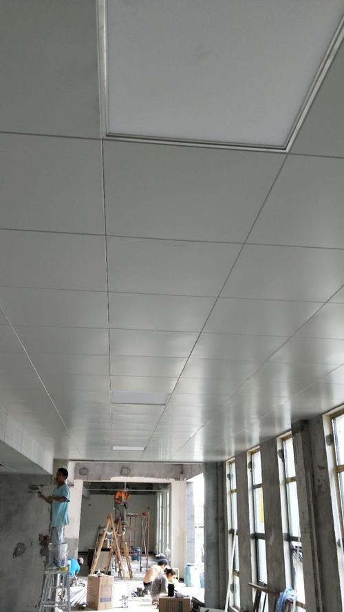 鋁扣板生產(chǎn)有限公司-辦公室鋁扣板吊頂優(yōu)點(diǎn)