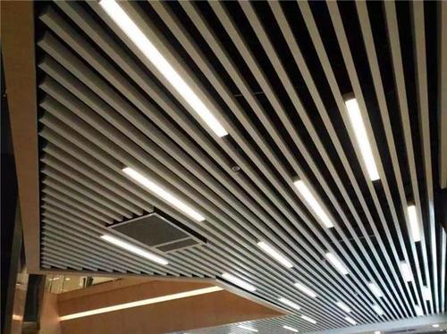 烏魯木齊集成吊頂批發(fā)-跟著鋁扣板批發(fā)廠家看看鋁扣板吊頂輔料人工多少錢一平