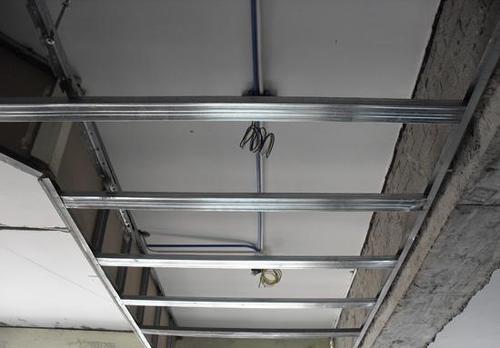 鋁扣板吊頂多少錢(qián)一平方米一平方米-鋁扣板批發(fā)廠家給你盤(pán)盤(pán)吊頂材料有哪些