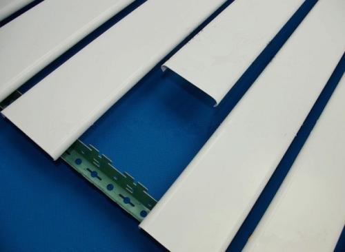 室外條形鋁扣板-外墻條形鋁扣板效果圖-條形戶外鋁扣板規(guī)格