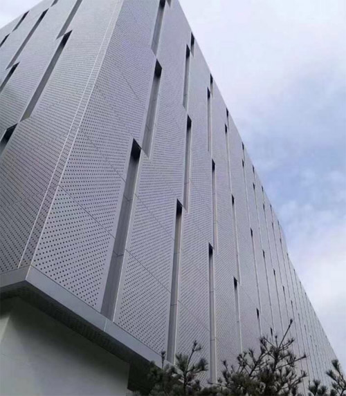 沖孔佛山鋁單板-沖孔鋁天花廠家講講沖孔鋁天花的優(yōu)點(diǎn)及規(guī)格型號有哪些