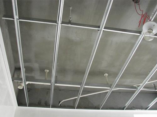 現(xiàn)代鋁扣板吊頂貼圖-還在說客廳鋁扣板吊頂又土又丑