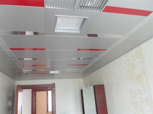 吊頂客廳鋁扣板-客廳連飯廳的鋁扣板吊頂-客廳吊頂用鋁扣板客廳吊頂效果圖