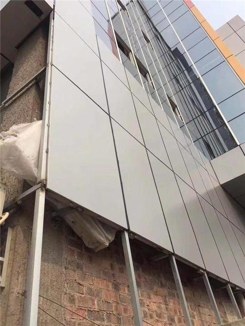 灰色鋁單板貼圖-白色/灰色幕墻鋁單板裝飾足球場(chǎng)外墻與頂棚