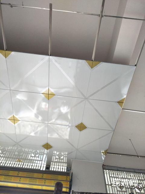 南陽頂鋁扣板-跟著客廳鋁扣板吊頂廠家一起來看看客廳吊頂怎么裝