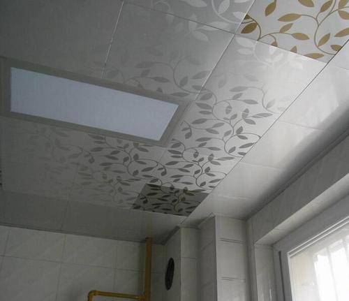 集成鋁扣板二級吊頂?shù)男Ч麍D-客廳鋁扣板吊頂一級