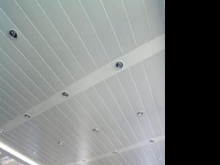 集成吊頂鋁扣板訂制-辦公室吊頂應該選擇鋁扣板還是鋁單板